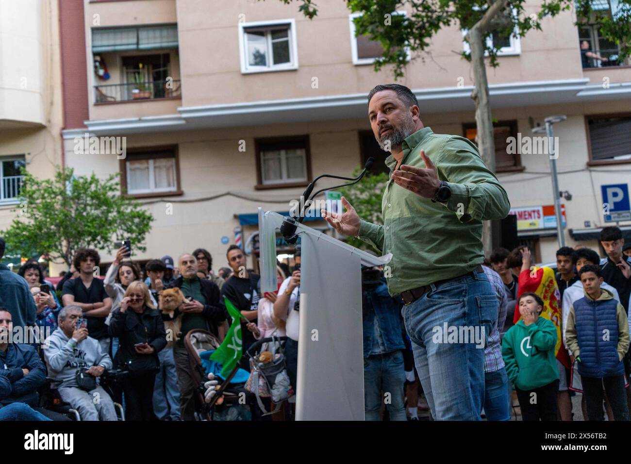 Barcellona - 07/05/2024, Vox tiene una manifestazione nel quartiere operaio di 'Nou Barris' tra forti proteste da parte di movimenti antifascisti. Alla fine dell'evento, i simpatizzanti Vox si confrontarono con gli antifascisti, che risposero lanciando bottiglie. VOX realiza un mitin en el barrio obrero de 'Nou Barris' en medio de fuertes protestas de movimientos antifascistas. Al final del acto, simpatizantes de Vox se enfrentaron con los antifascistas, quienes respondieron lanzando botellas. Nella foto: santiago abascal News Politics - Barcellona, Spagna martedì 7 maggio 2024 (foto di Eric Renom/LaPresse) Foto Stock