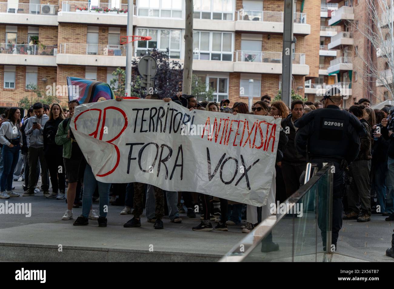 Barcellona - 07/05/2024, Vox tiene una manifestazione nel quartiere operaio di 'Nou Barris' tra forti proteste da parte di movimenti antifascisti. Alla fine dell'evento, i simpatizzanti Vox si confrontarono con gli antifascisti, che risposero lanciando bottiglie. VOX realiza un mitin en el barrio obrero de 'Nou Barris' en medio de fuertes protestas de movimientos antifascistas. Al final del acto, simpatizantes de Vox se enfrentaron con los antifascistas, quienes respondieron lanzando botellas. Nella foto: News Politics - Barcellona, Spagna martedì 7 maggio 2024 (foto di Eric Renom/LaPresse) Foto Stock