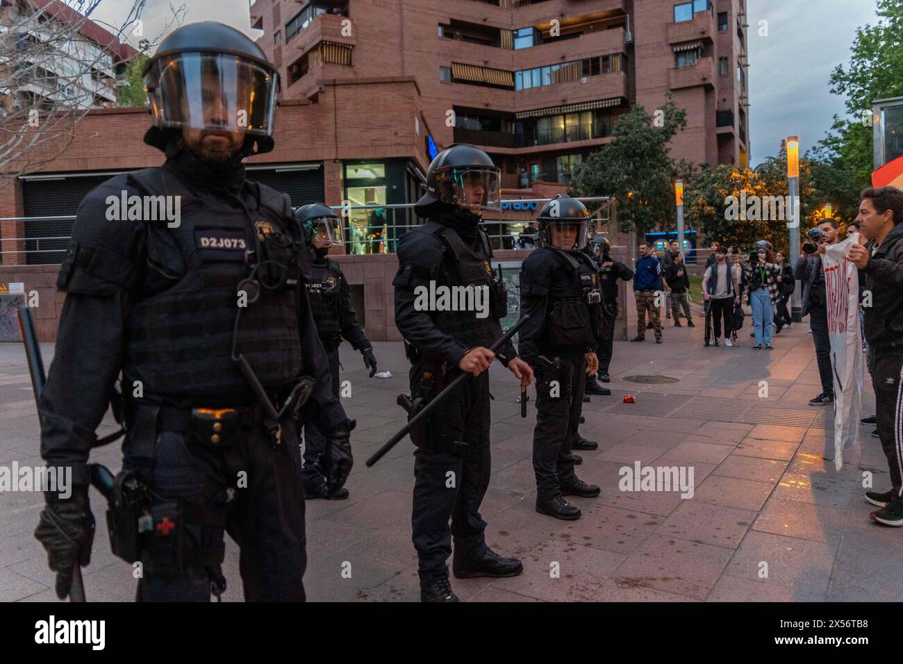Barcellona - 07/05/2024, Vox tiene una manifestazione nel quartiere operaio di 'Nou Barris' tra forti proteste da parte di movimenti antifascisti. Alla fine dell'evento, i simpatizzanti Vox si confrontarono con gli antifascisti, che risposero lanciando bottiglie. VOX realiza un mitin en el barrio obrero de 'Nou Barris' en medio de fuertes protestas de movimientos antifascistas. Al final del acto, simpatizantes de Vox se enfrentaron con los antifascistas, quienes respondieron lanzando botellas. Nella foto: santiago abascal News Politics - Barcellona, Spagna martedì 7 maggio 2024 (foto di Eric Renom/LaPresse) Foto Stock