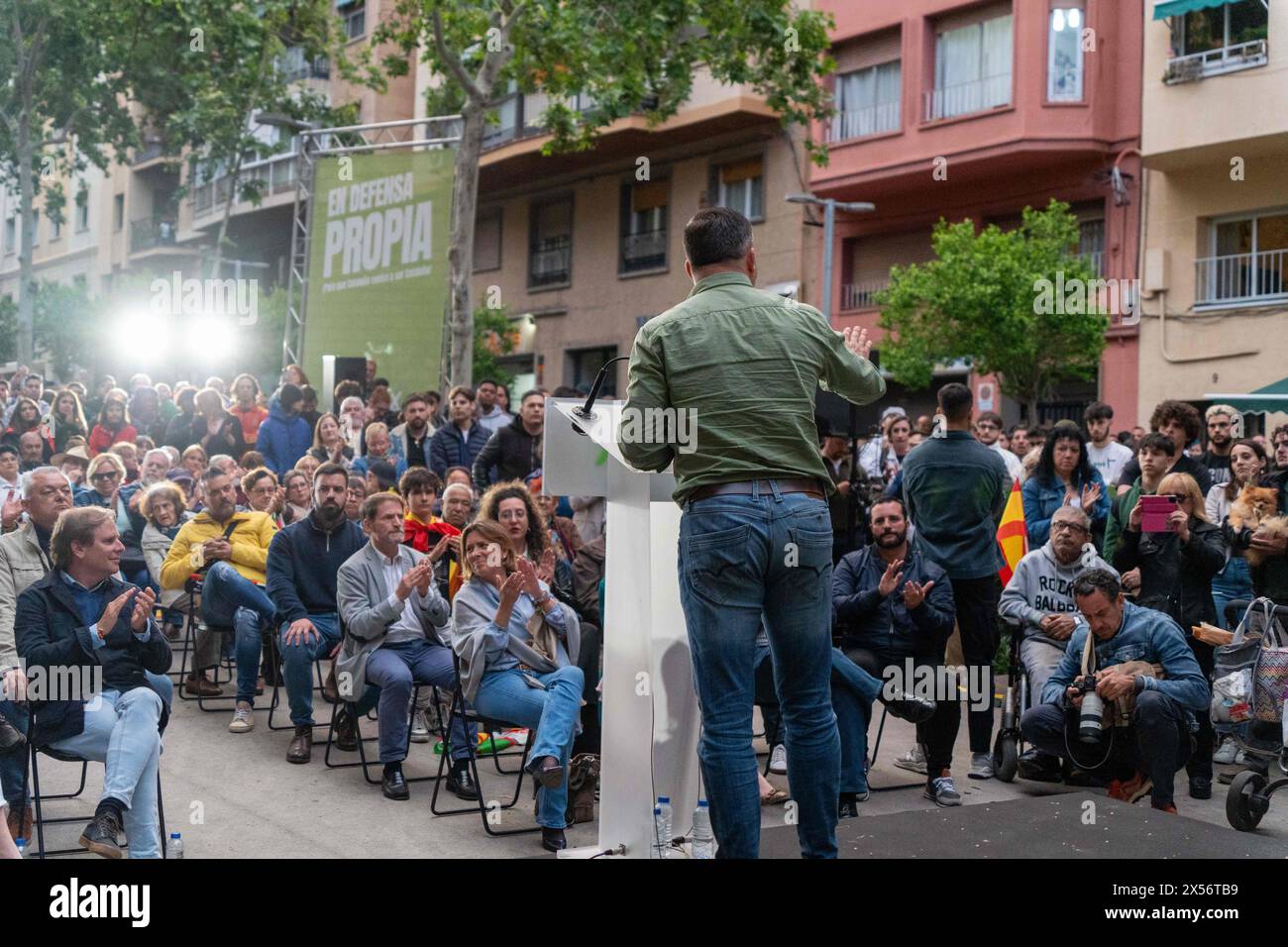 Barcellona - 07/05/2024, Vox tiene una manifestazione nel quartiere operaio di 'Nou Barris' tra forti proteste da parte di movimenti antifascisti. Alla fine dell'evento, i simpatizzanti Vox si confrontarono con gli antifascisti, che risposero lanciando bottiglie. VOX realiza un mitin en el barrio obrero de 'Nou Barris' en medio de fuertes protestas de movimientos antifascistas. Al final del acto, simpatizantes de Vox se enfrentaron con los antifascistas, quienes respondieron lanzando botellas. Nella foto: santiago abascal News Politics - Barcellona, Spagna martedì 7 maggio 2024 (foto di Eric Renom/LaPresse) Foto Stock