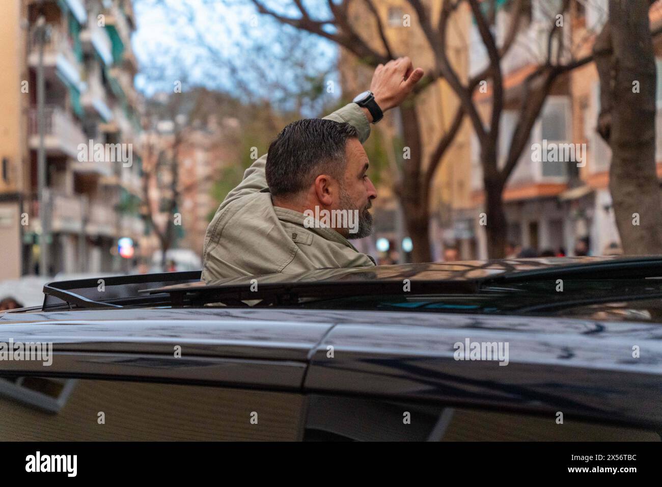 Barcellona - 07/05/2024, Vox tiene una manifestazione nel quartiere operaio di 'Nou Barris' tra forti proteste da parte di movimenti antifascisti. Alla fine dell'evento, i simpatizzanti Vox si confrontarono con gli antifascisti, che risposero lanciando bottiglie. VOX realiza un mitin en el barrio obrero de 'Nou Barris' en medio de fuertes protestas de movimientos antifascistas. Al final del acto, simpatizantes de Vox se enfrentaron con los antifascistas, quienes respondieron lanzando botellas. Nella foto: santiago abascal News Politics - Barcellona, Spagna martedì 7 maggio 2024 (foto di Eric Renom/LaPresse) Foto Stock