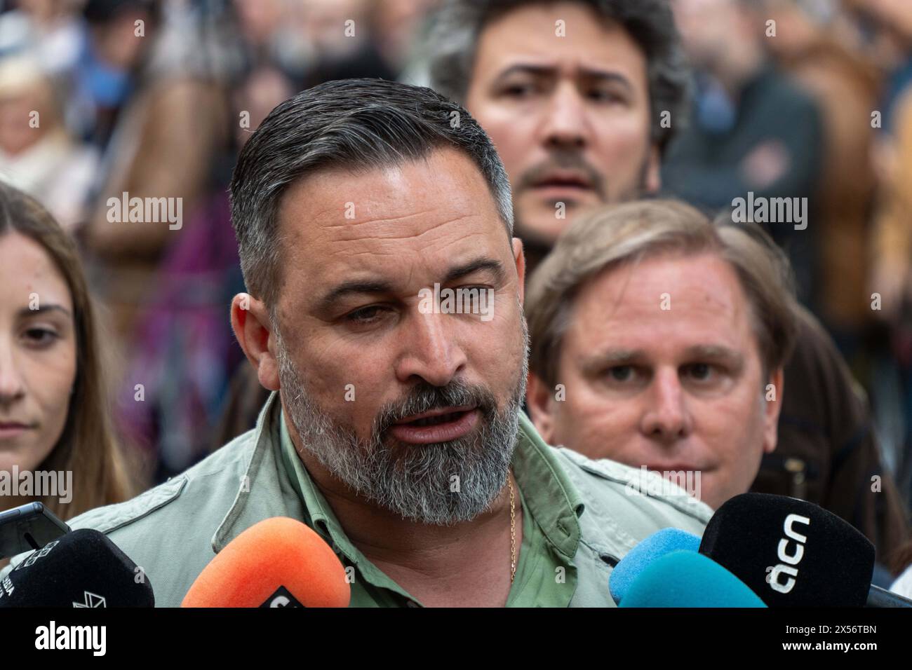 Barcellona - 07/05/2024, Vox tiene una manifestazione nel quartiere operaio di 'Nou Barris' tra forti proteste da parte di movimenti antifascisti. Alla fine dell'evento, i simpatizzanti Vox si confrontarono con gli antifascisti, che risposero lanciando bottiglie. VOX realiza un mitin en el barrio obrero de 'Nou Barris' en medio de fuertes protestas de movimientos antifascistas. Al final del acto, simpatizantes de Vox se enfrentaron con los antifascistas, quienes respondieron lanzando botellas. Nella foto: santiago abascal News Politics - Barcellona, Spagna martedì 7 maggio 2024 (foto di Eric Renom/LaPresse) Foto Stock