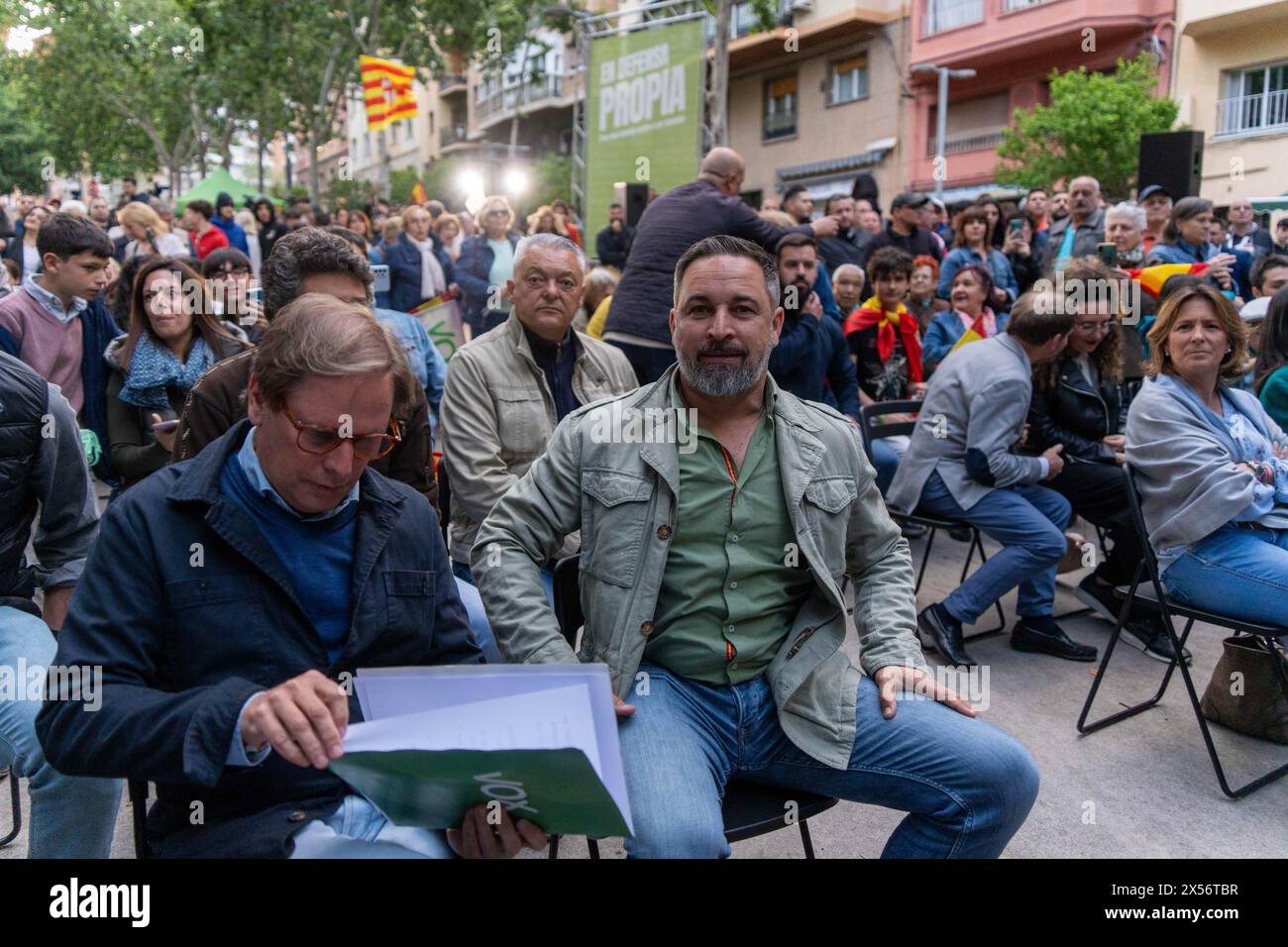 Barcellona - 07/05/2024, Vox tiene una manifestazione nel quartiere operaio di 'Nou Barris' tra forti proteste da parte di movimenti antifascisti. Alla fine dell'evento, i simpatizzanti Vox si confrontarono con gli antifascisti, che risposero lanciando bottiglie. VOX realiza un mitin en el barrio obrero de 'Nou Barris' en medio de fuertes protestas de movimientos antifascistas. Al final del acto, simpatizantes de Vox se enfrentaron con los antifascistas, quienes respondieron lanzando botellas. Nella foto: santiago abascal News Politics - Barcellona, Spagna martedì 7 maggio 2024 (foto di Eric Renom/LaPresse) Foto Stock