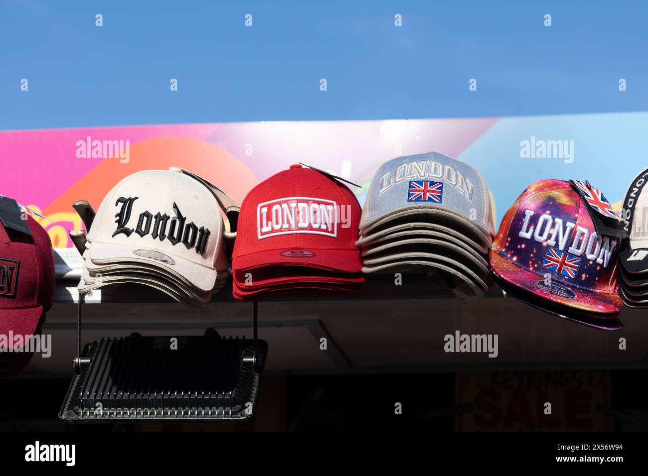 Londra, Inghilterra - 19 luglio 2022: Cappellini da baseball con diversi distintivi di Londra posizionati sullo scaffale nello stand di souvenir Foto Stock