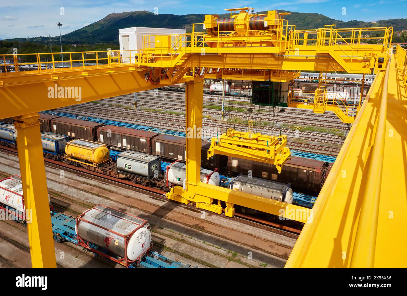 Gru a cavalletto. Centro logistico ferroviario. Confine tra Spagna e Francia. Irun. Gipuzkoa. Paesi Baschi. Spagna. Foto Stock