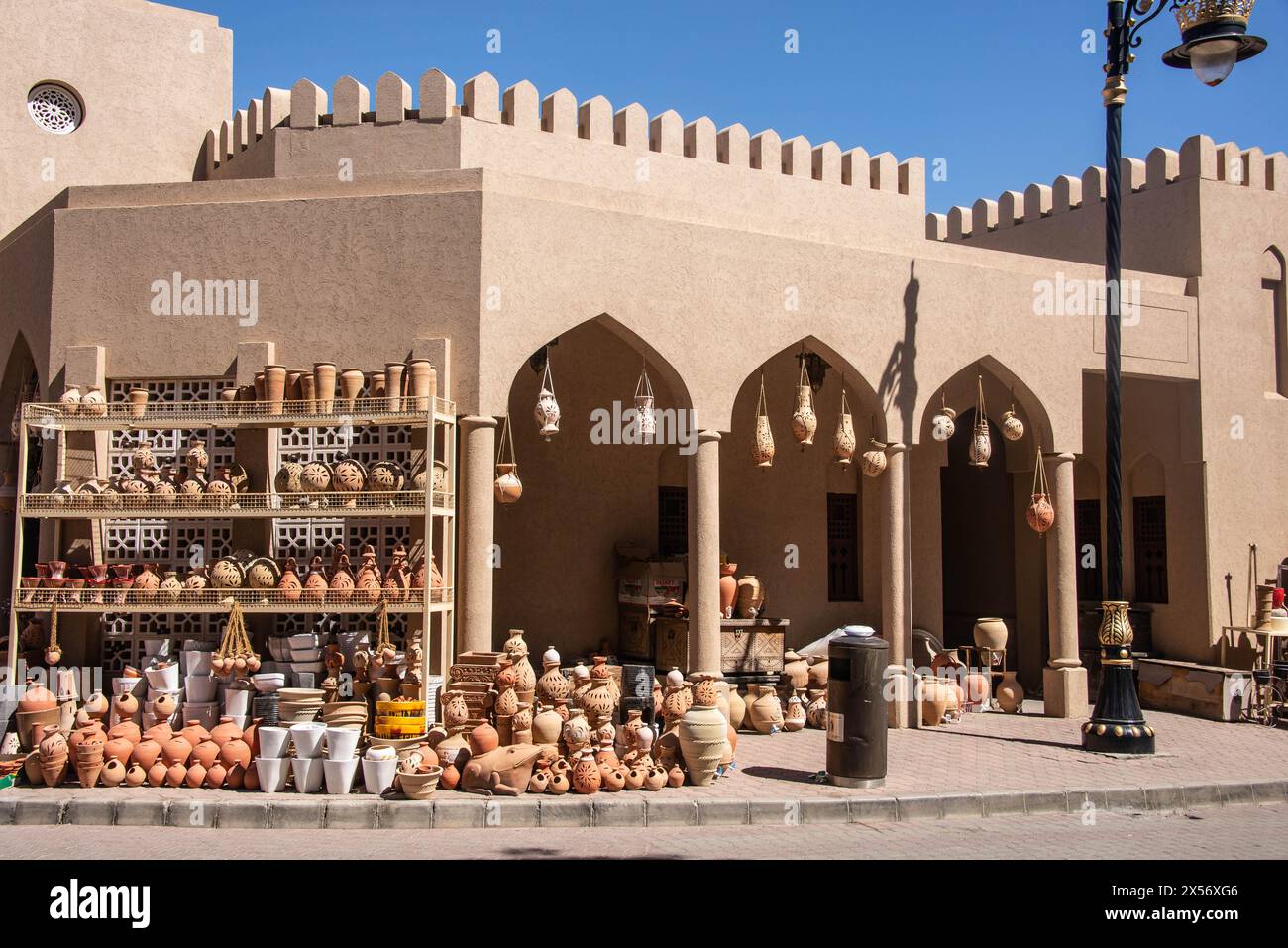 Ceramica in vendita nel suq di Nizwa, Nizwa, Oman Foto Stock