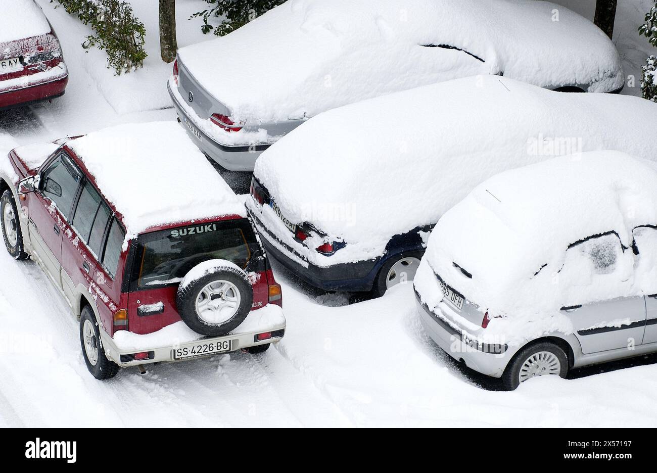 Vetture con neve nel parcheggio. Legazpi, Gipuzkoa, Euskadi. Foto Stock