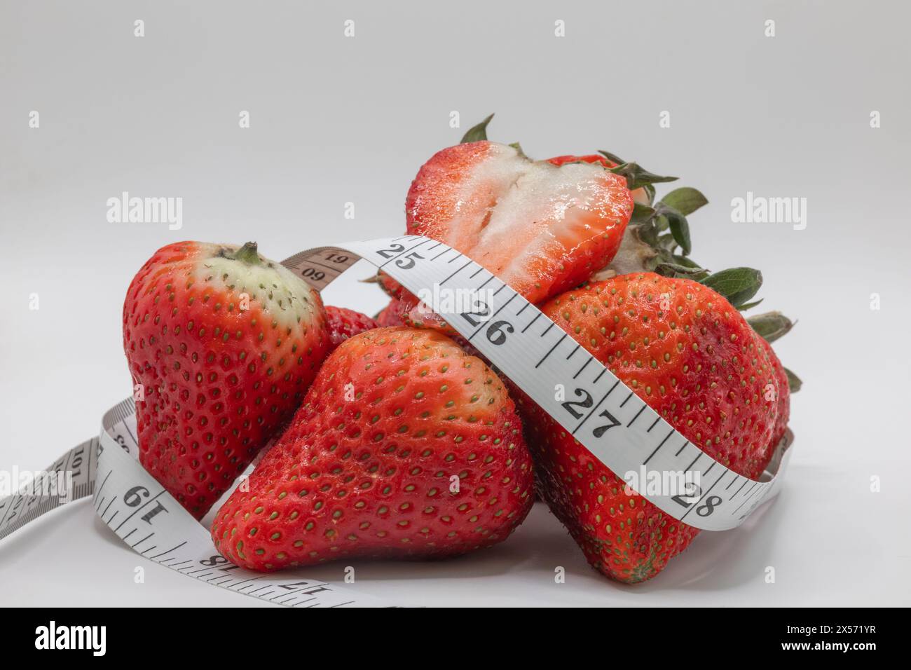 Fragole sano vibrante delizioso rosso succoso delizioso su sfondo bianco metro per fitness cibo sano nutriente vegetariano vegano Foto Stock