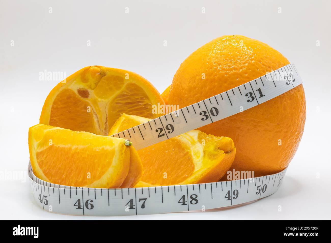 Arancio natura frutta isolato bianco sfondo di misurazione nastro raffigurante perdita di peso cibo sano mangiare frutta Foto Stock