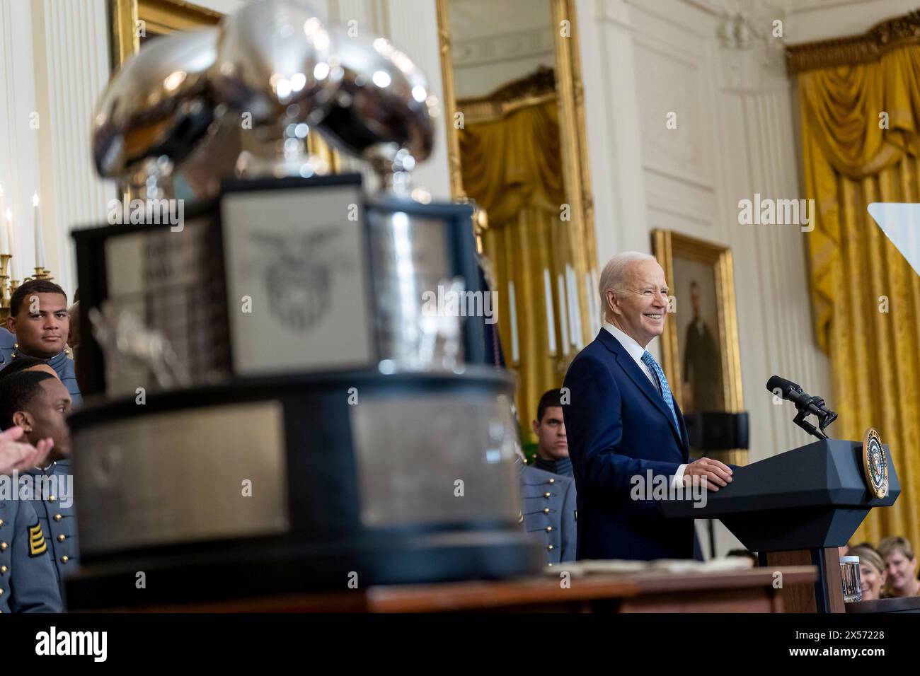 Washington, Stati Uniti d'America. 6 maggio 2024. Washington, Stati Uniti d'America. 6 maggio 2024. U. Il presidente Joe Biden, giusto, pronuncia le sue osservazioni mentre presenta il Commander-in-Chief's Trophy alla squadra di football dei Black Knights dell'Accademia militare degli Stati Uniti presso la East Room della Casa Bianca, 6 maggio 2024, a Washington, DC Credit: Adam Schultz/White House Photo/Alamy Live News Foto Stock