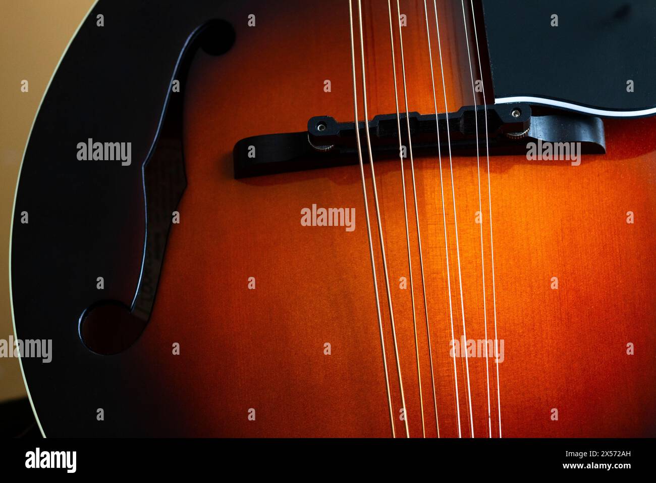 Mandolino acustico in stile a con fori a F. Un popolare strumento di musica folk a 8 corde. Foto Stock