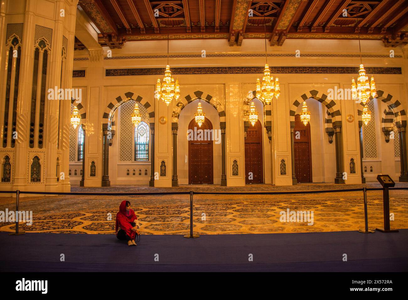Lampadario in cristallo e oro Bejeweled nella Grande Moschea del Sultano Qaboos, Muscat, Oman Foto Stock