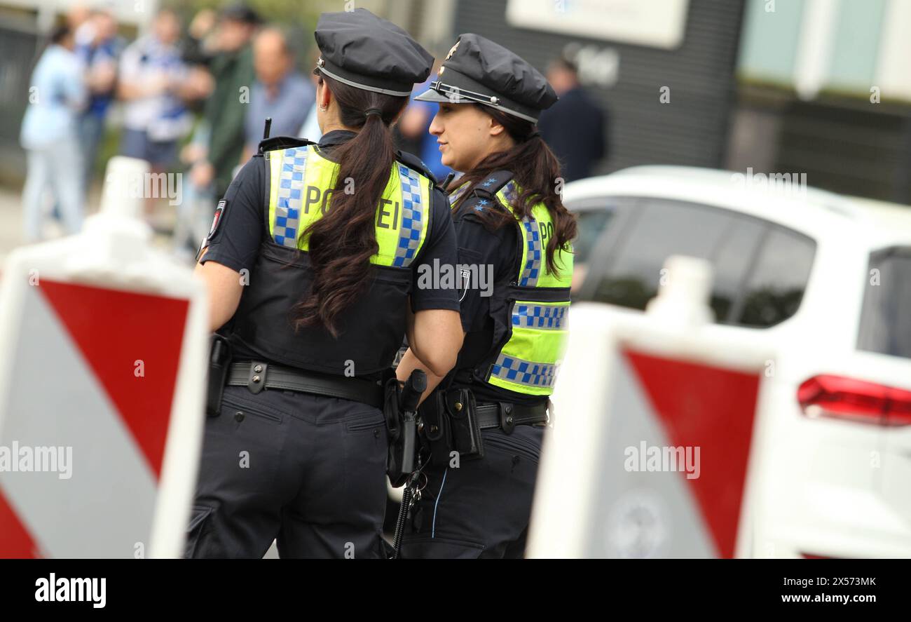 Zwei Polizistinnen stehen auf einer Verkehrsstraße. Stellingen Hamburg *** due poliziotti in piedi su una strada stradale Stellingen Hamburg Foto Stock