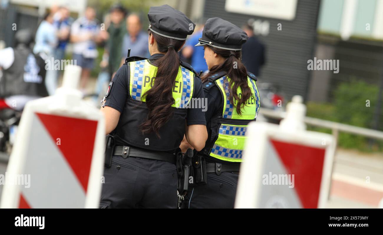 Zwei Polizistinnen stehen auf einer Verkehrsstraße. Stellingen Hamburg *** due poliziotti in piedi su una strada stradale Stellingen Hamburg Foto Stock