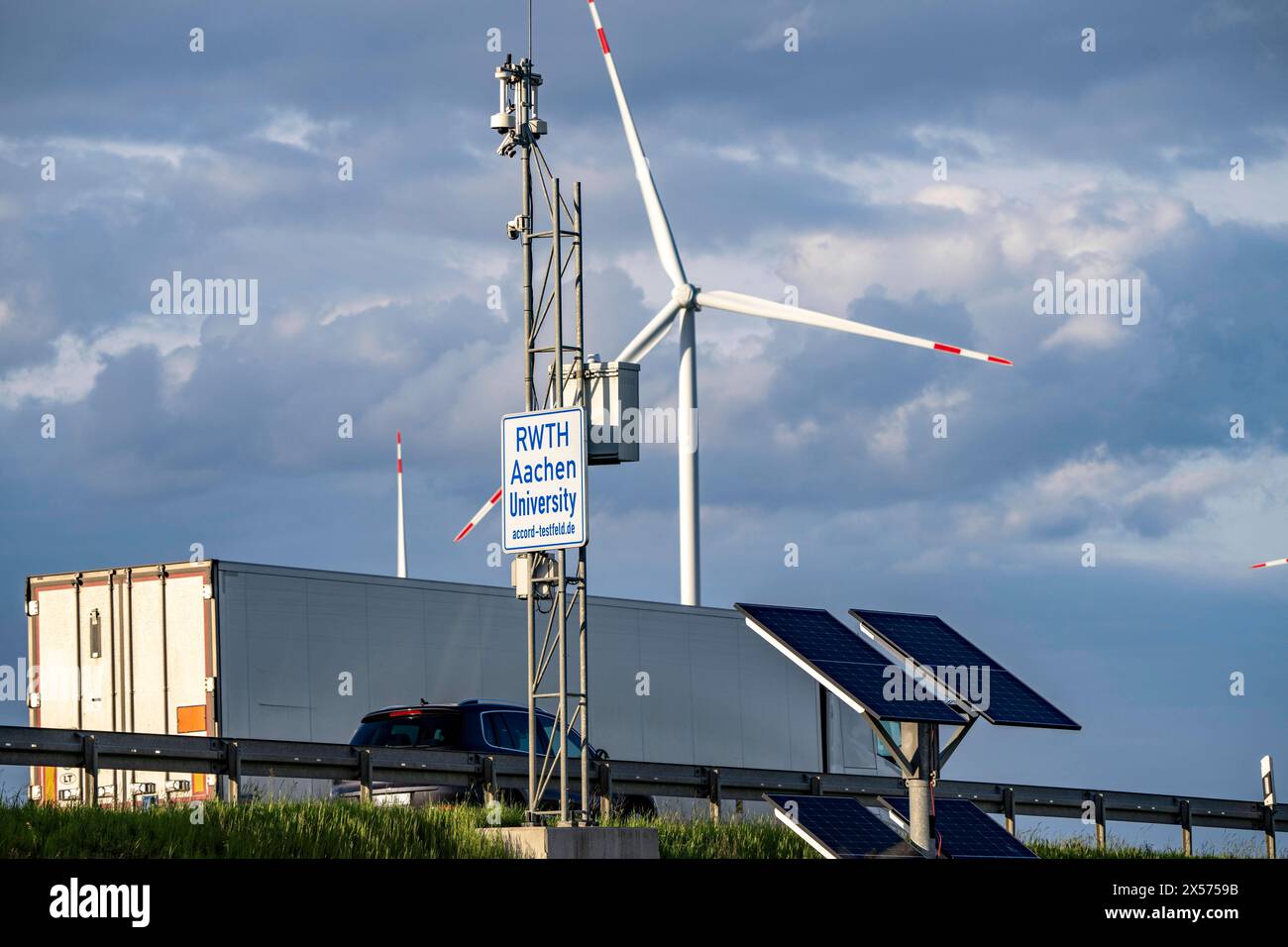 Teststrecke der RWTH Aachen, für Autonomes Fahren, an der A44, 11 Sensoren auf einer 1 KM langen Autobahnabschnitt sammeln Daten von Versuchsfahrzeugen für die Erforschung von automatisierten und vernetztem Fahren, Autonomes Fahren, Teil des ACCORD Forschungsprojekts, bei Titz-TAachen, TH, TH, test, Trecke Autonomes per la guida autonoma, sull'A44, 11 sensori su un tratto autostradale lungo 1 KM raccolgono i dati dai veicoli di prova per la ricerca sulla guida automatizzata e in rete, la guida autonoma, parte del progetto di ricerca ACCORD, vicino a Titz J. Foto Stock