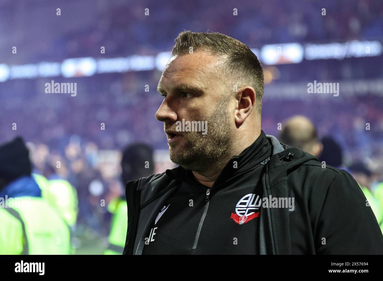 Ian Evatt, manager del Bolton Wanderers, guarda al campo come una completa inversione dei tifosi dei Wonderers durante i play-off della Sky Bet League 1, partita di andata e ritorno semifinale Bolton Wanderers vs Barnsley al Toughsheet Community Stadium, Bolton, Regno Unito, 7 maggio 2024 (foto di Mark Cosgrove/News Images) Foto Stock