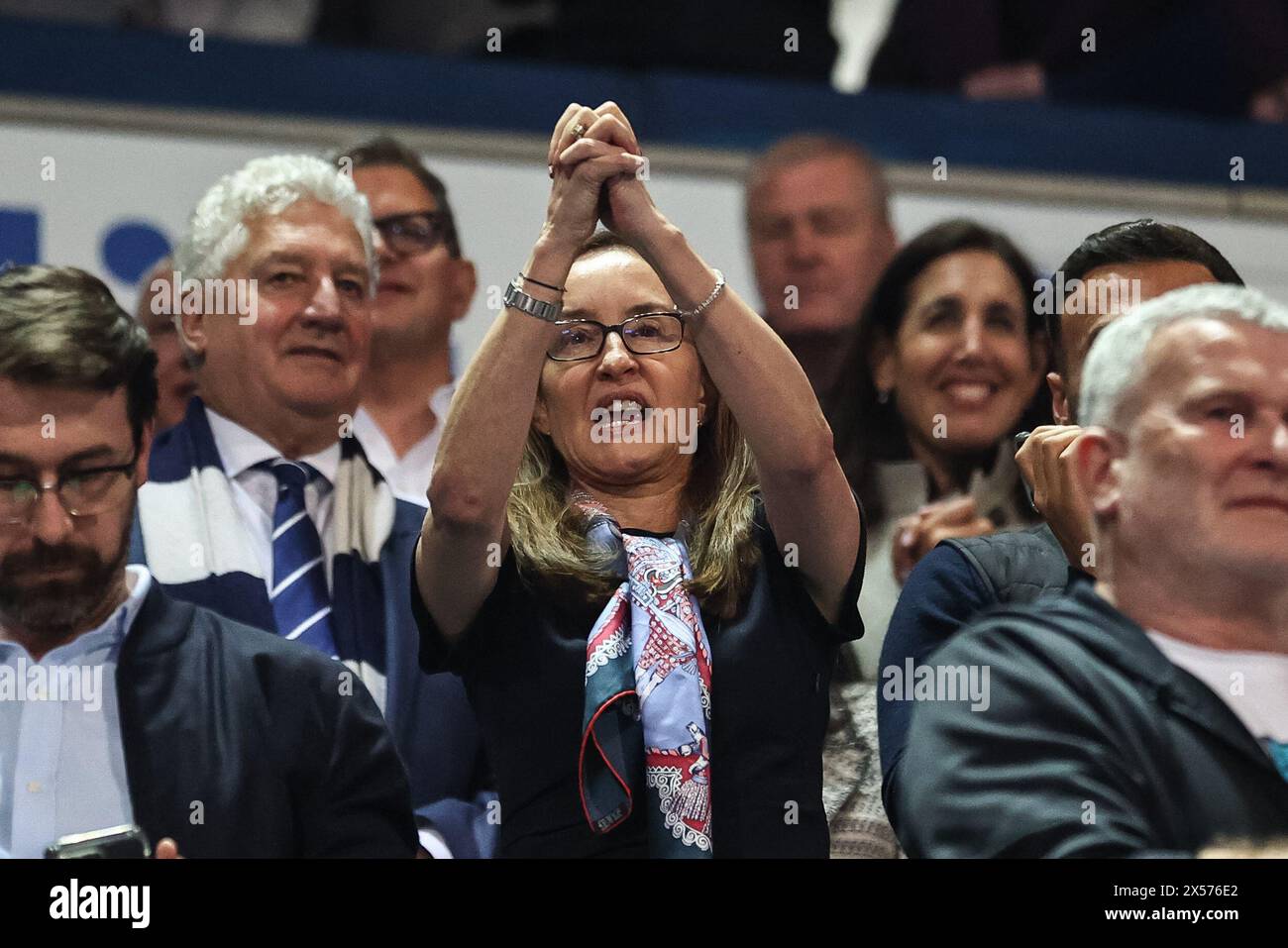 Bolton, Regno Unito. 7 maggio 2024. Sharon Brittan, presidente dei Bolton Wonderers, applaude i tifosi mentre cantano il suo nome durante la partita di andata e ritorno in semifinale di Sky Bet League 1 Bolton Wanderers contro Barnsley al Toughsheet Community Stadium, Bolton, Regno Unito, 7 maggio 2024 (foto di Mark Cosgrove/News Images) a Bolton, Regno Unito, il 5/7/2024. (Foto di Mark Cosgrove/News Images/Sipa USA) credito: SIPA USA/Alamy Live News Foto Stock