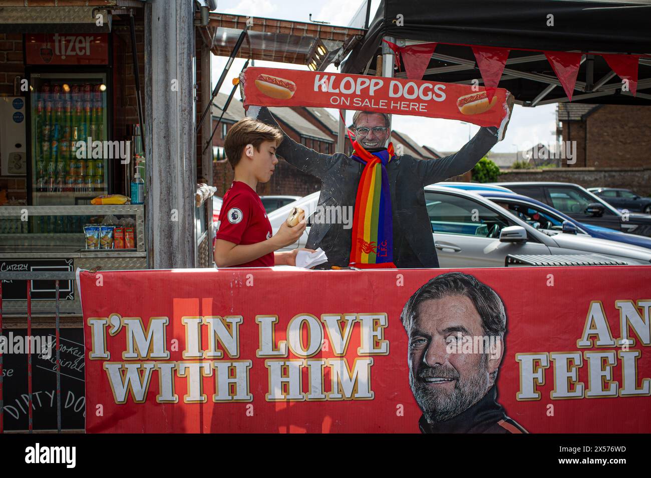 Tifoso del Liverpool ad Anfield durante la partita di calcio della Premier League inglese acquistando un cane klopp, Liverpool, Regno Unito Foto Stock