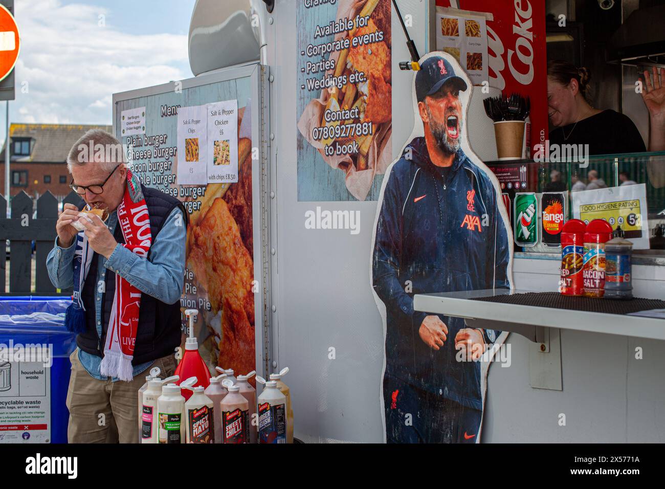 Tifosi del Liverpool ad Anfield durante la partita di calcio della Premier League inglese tra il Liverpool FC e il Tottenham Hotspur F.C.5,2024 maggio, Liverpool, Regno Unito Foto Stock