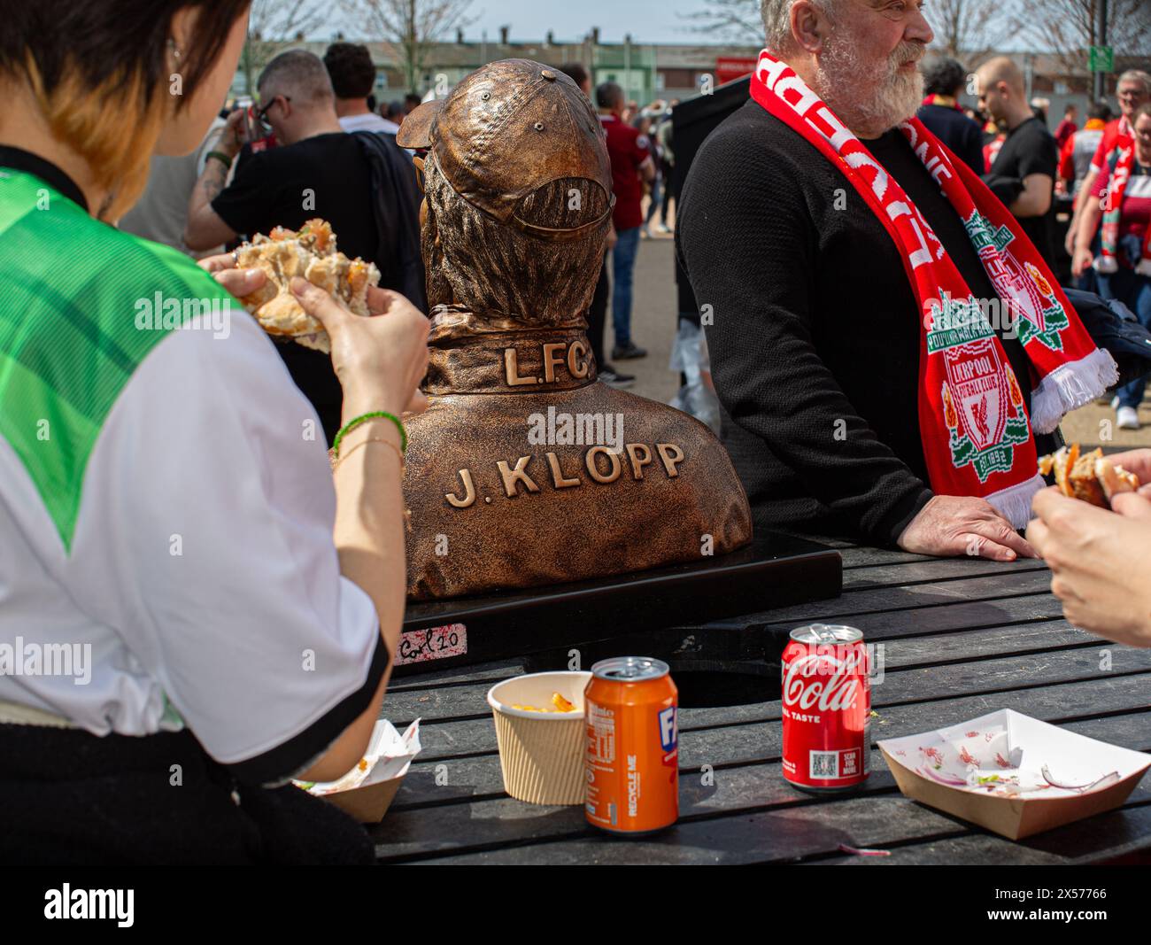 Tifosi del Liverpool ad Anfield durante la partita di calcio della Premier League inglese tra il Liverpool FC e il Tottenham Hotspur F.C.5,2024 maggio, Liverpool, Regno Unito Foto Stock