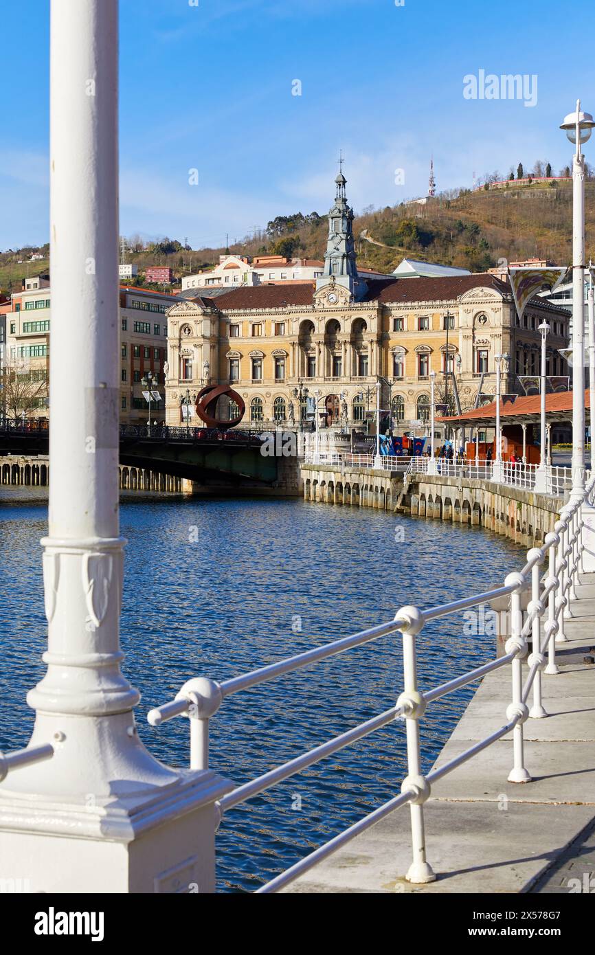 Il Municipio, Paseo del Arenal, Ria del fiume Nervión, Bilbao, Bizkaia, Paesi Baschi, Spagna, Europa Foto Stock