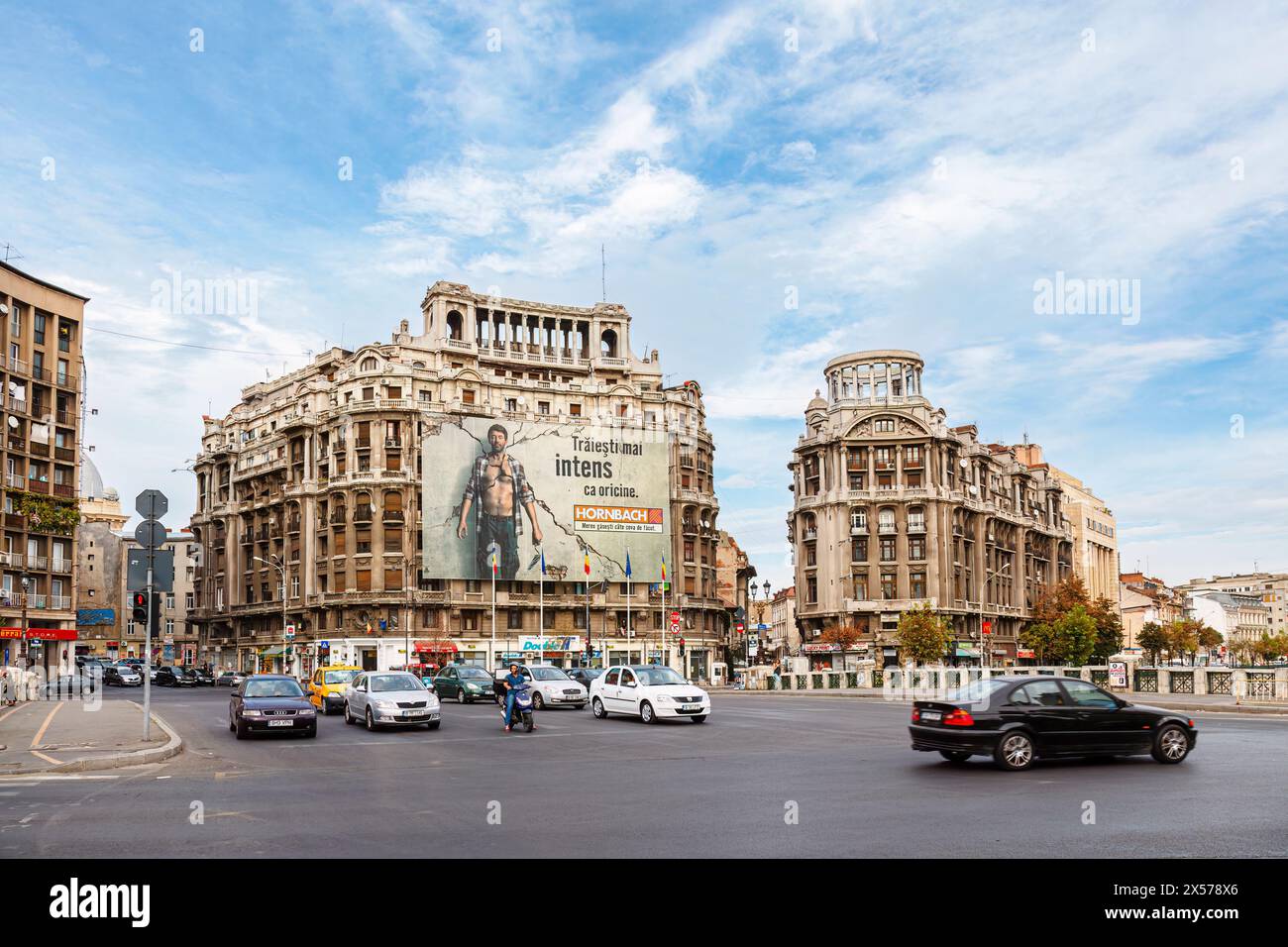 Edifici storici sfarzosi con gloriette in Piața Națiunile Unite (Piazza delle Nazioni Unite) a Bucarest, capitale della Romania, Europa centrale Foto Stock
