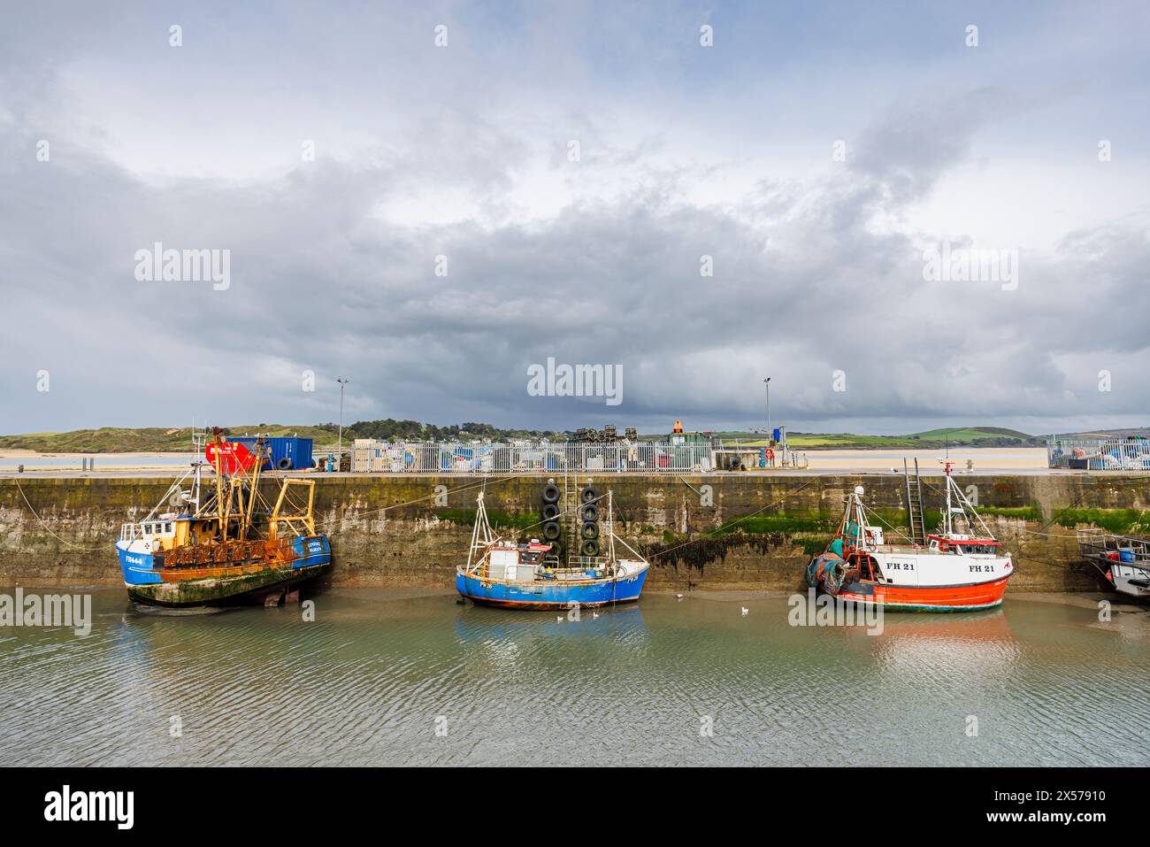 Piccole barche da pesca tradizionali ormeggiate nel porto di Padstow, un grazioso villaggio costiero sulla costa settentrionale della Cornovaglia, in Inghilterra Foto Stock