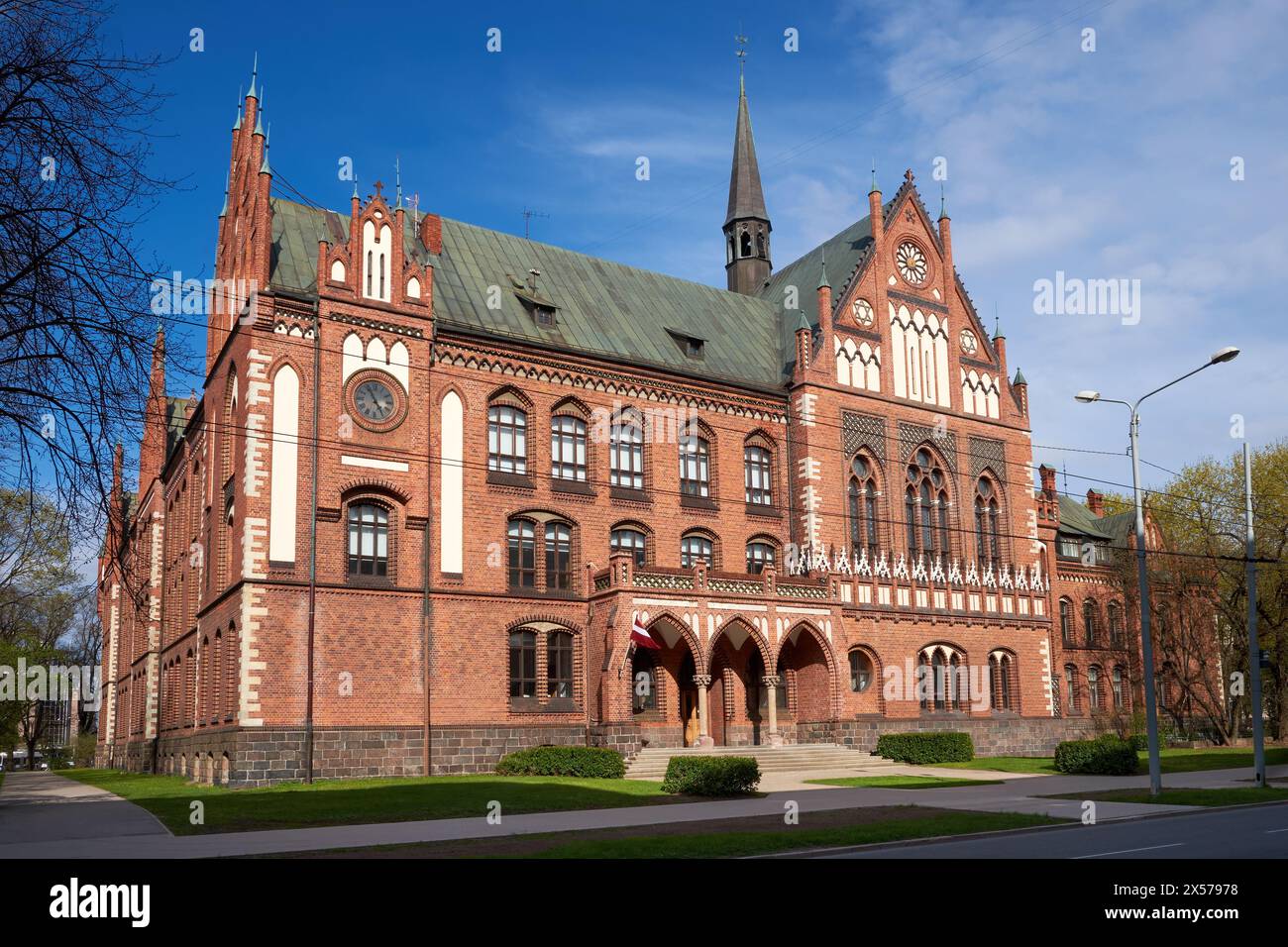 Attrazioni turistiche antiche nella città di riga - antico edificio retrò dell'Accademia delle arti, riga, Lettonia. Foto Stock