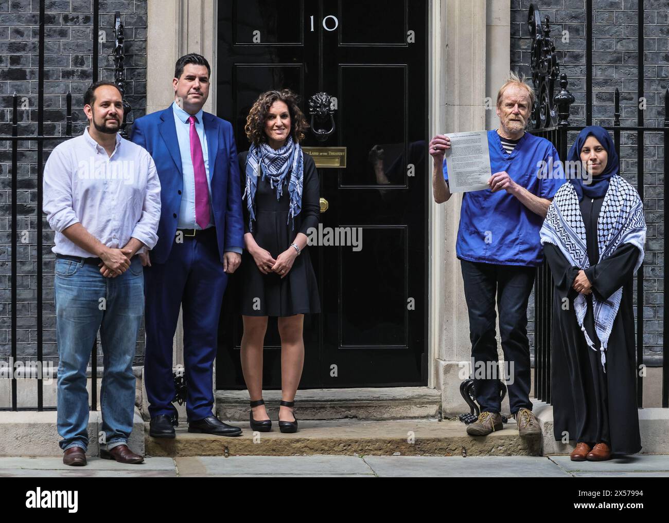 Londra, Regno Unito. 7 maggio 2024. Una lettera aperta al governo, firmata da oltre 200 pediatri e professionisti della salute infantile del Regno Unito, viene consegnata dai membri della professione, sostenuti dal deputato laburista Richard Burgeon (ex Segretario di Stato ombra per la giustizia e Lord Cancelliere ombra). Il gruppo chiede al governo di "smettere di vendere armi a Israele e di imporre sanzioni ai prodotti provenienti da insediamenti israeliani illegali per contribuire a spingere per un cessate il fuoco”. Crediti: Imageplotter/Alamy Live News Foto Stock