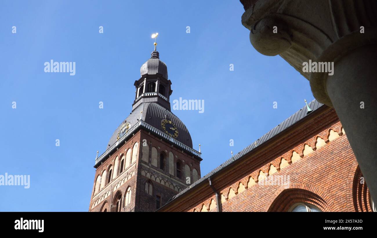L'edificio della Cattedrale di riga ha una vista panoramica della torre centrale dell'architettura della chiesa del Duomo di riga e un gallo dorato in cima - un famoso HIS Foto Stock