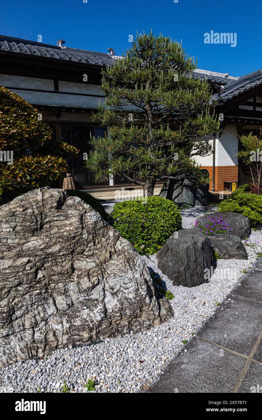 Giardino del Tempio Choko-ji - Un piccolo e austero giardino karesansui asciutto fiancheggia le pareti esterne di Chokoji, con piccoli giardini di fronte alla temperatura principale Foto Stock