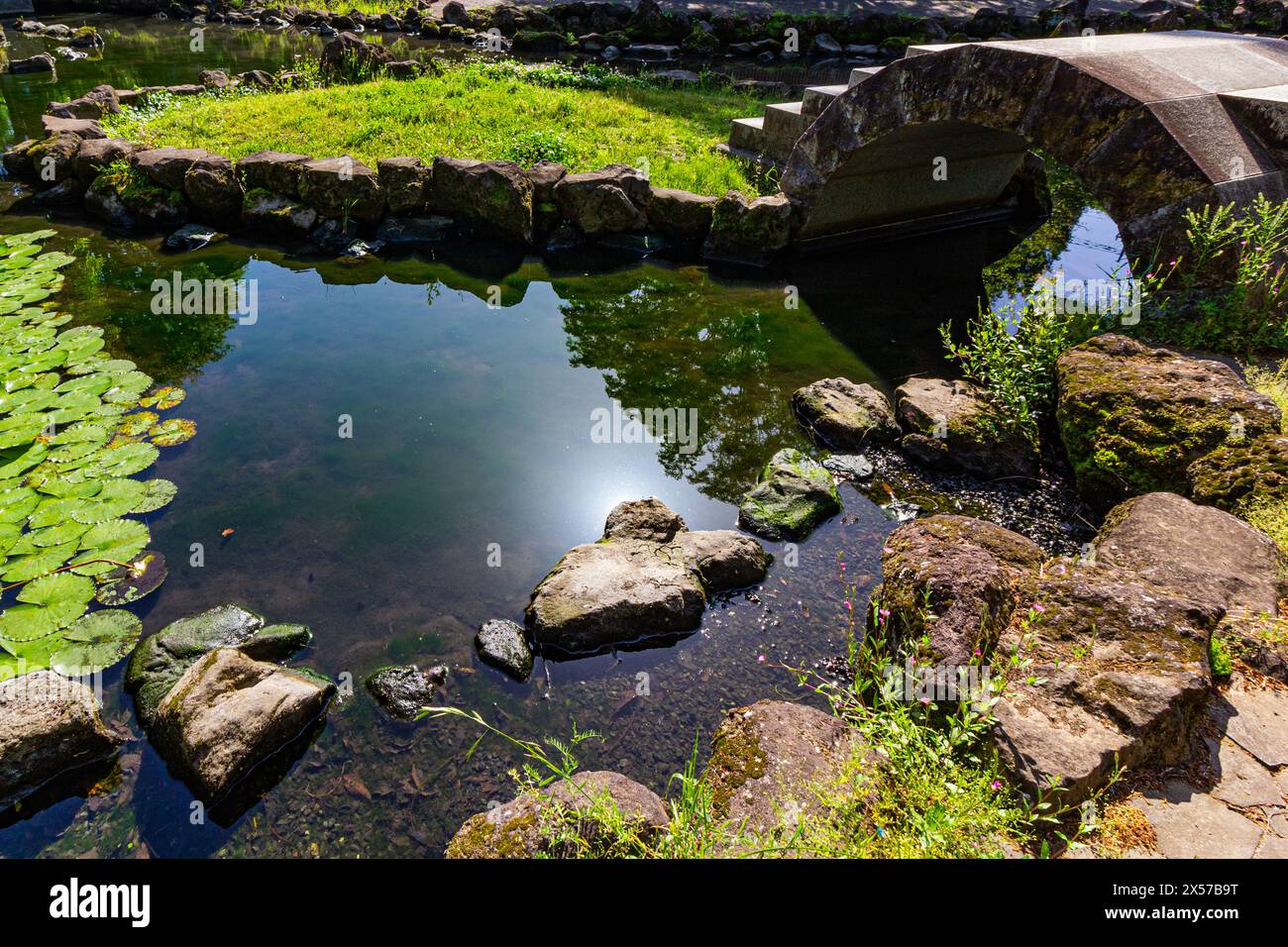 Il Parco Goryonuma si trova al limitare dell'Altopiano di Matsuyama, su di una collina che si affaccia sulla città di Higashi Matsuyama - il giardino dello stagno ne approfitta Foto Stock