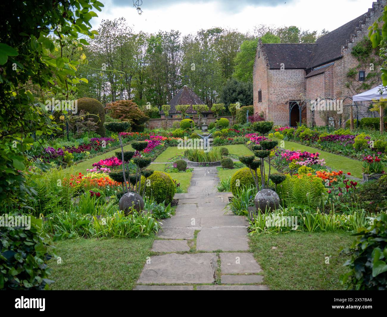 Chenies Manor Sunken Garden Path verso il Pavilion, vecchio edificio nursery al Tulip Time. Foto Stock