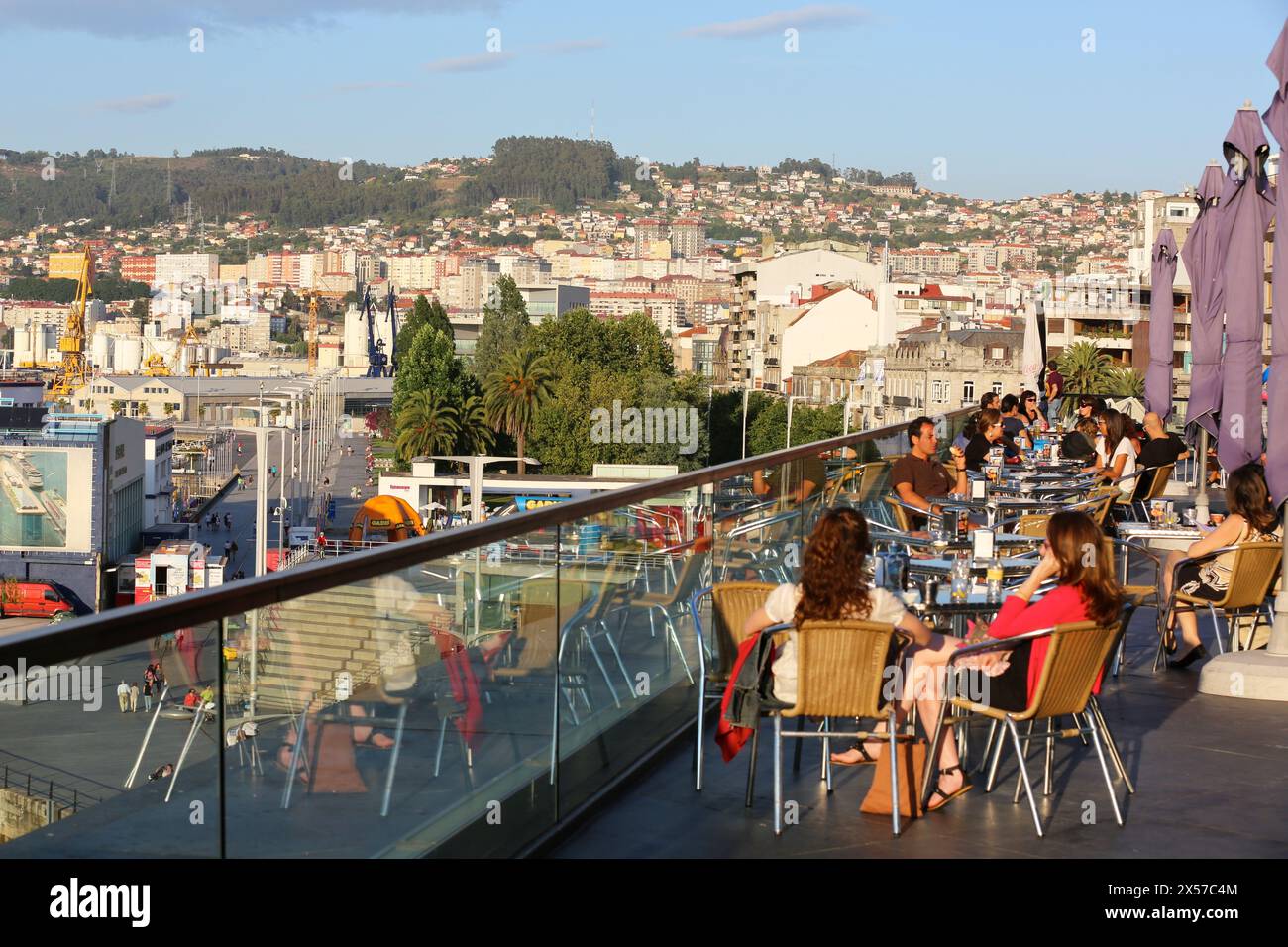 Un Lax mall, il lungomare, il porto di Vigo, Pontevedra, Galizia, Spagna. Foto Stock