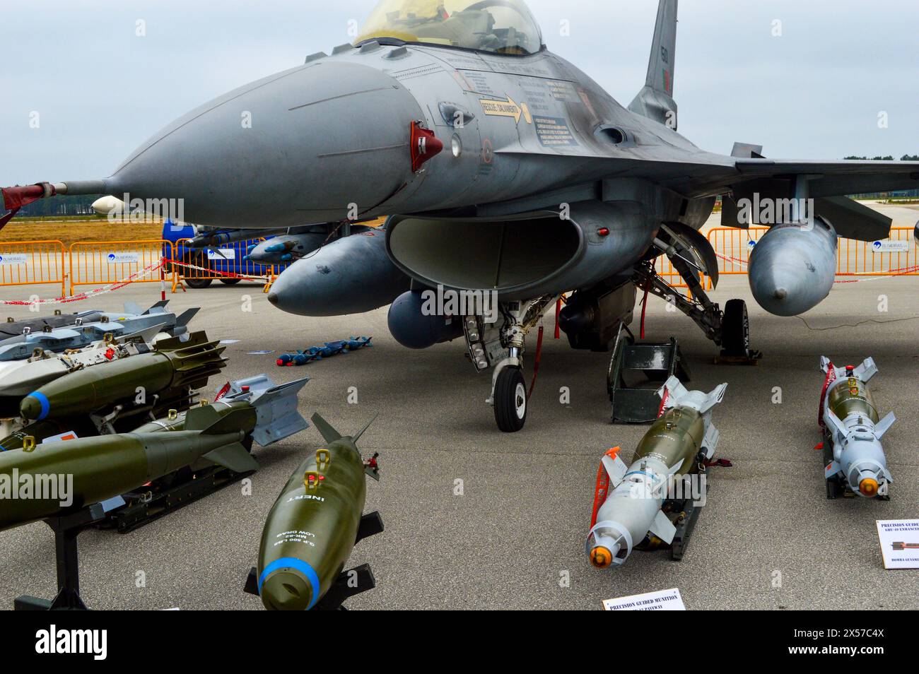 Potente caccia F16 armato per l'azione. L'aeronautica portoghese è pronta per il servizio. Foto Stock