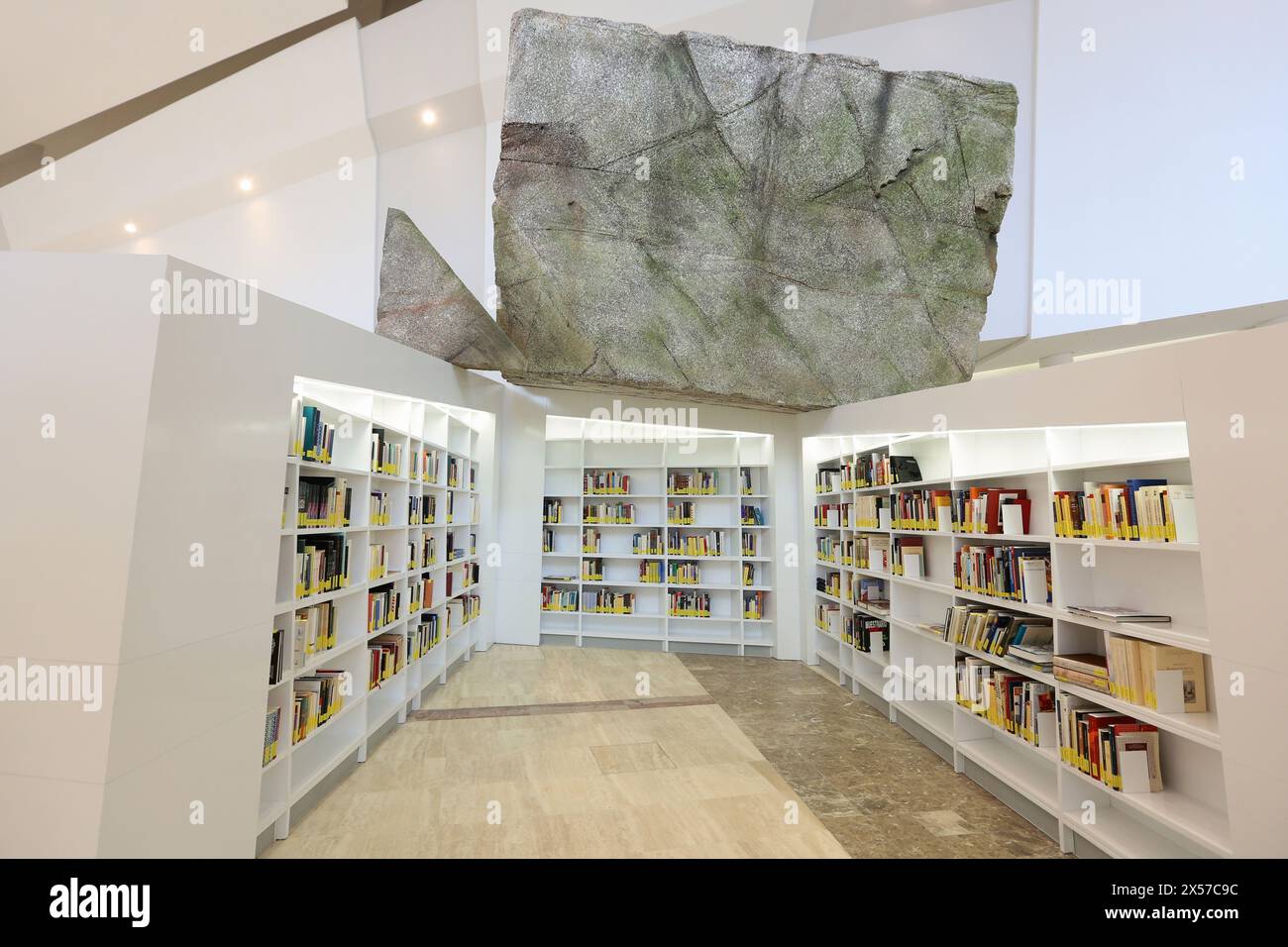 Scultura rupestre dell'artista Jorge Perianes nella Biblioteca della Cidade da Cultura de Galicia, città della Cultura della Galizia, progettata da Peter Eisenman, sa Foto Stock