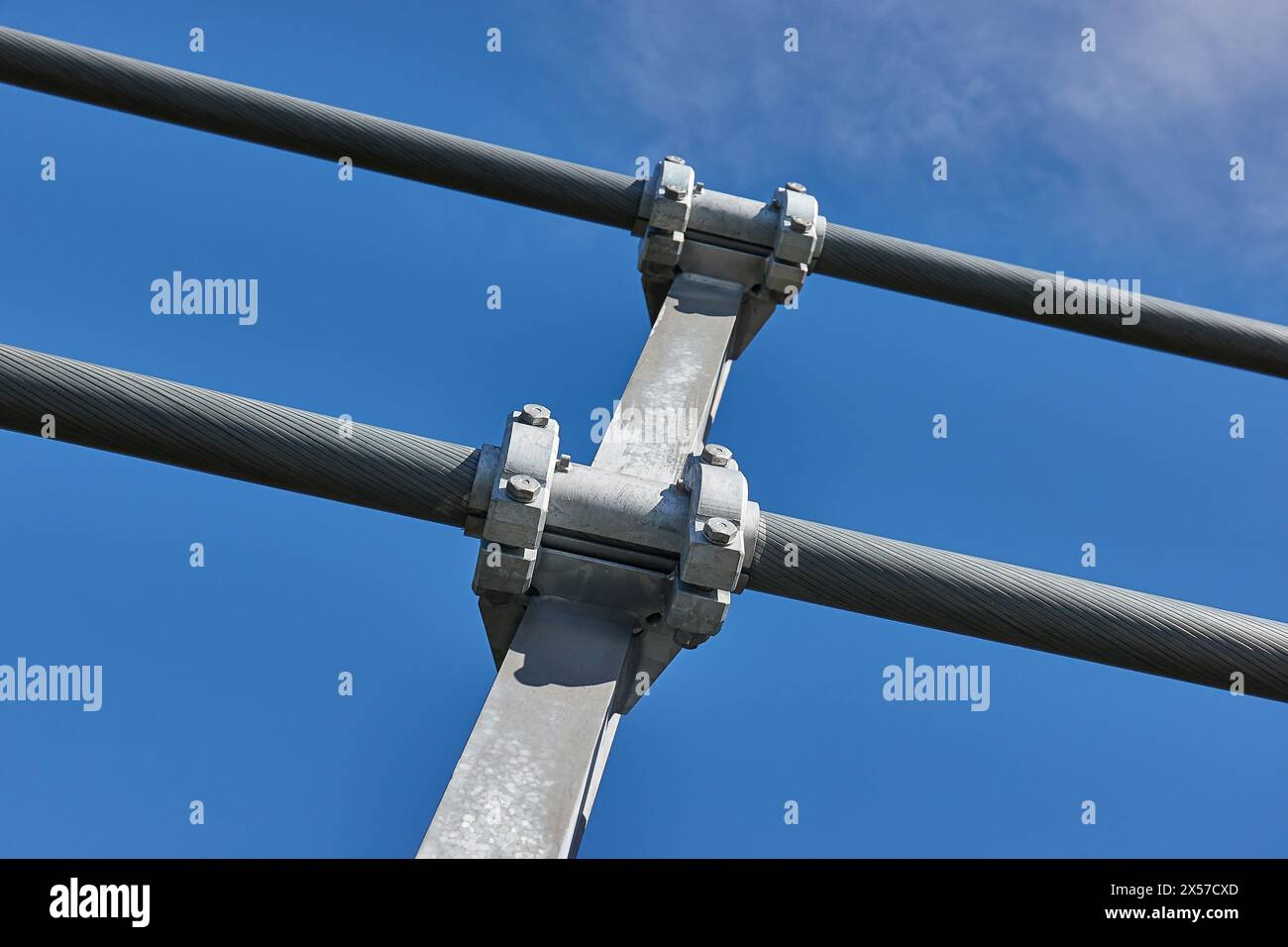 Dettaglio giunto in acciaio tecnico ponte pedonale sospeso Skybridge 721 Foto Stock