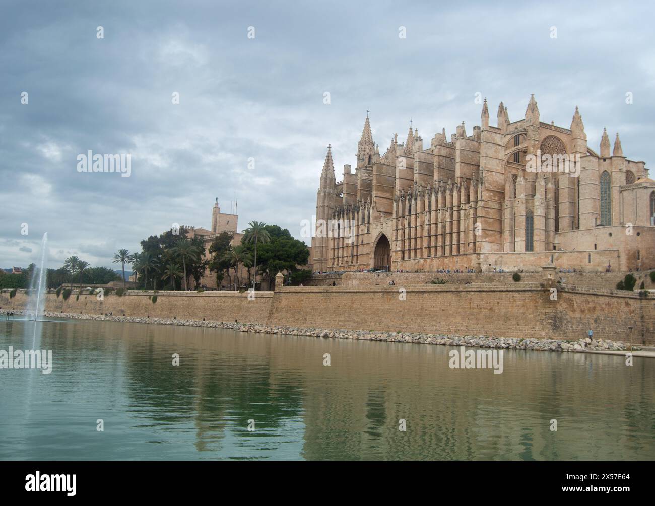 Scopri l'incantevole bellezza di Palma di Maiorca, in Spagna, con la sua iconica cattedrale di Palma di Maiorca Foto Stock