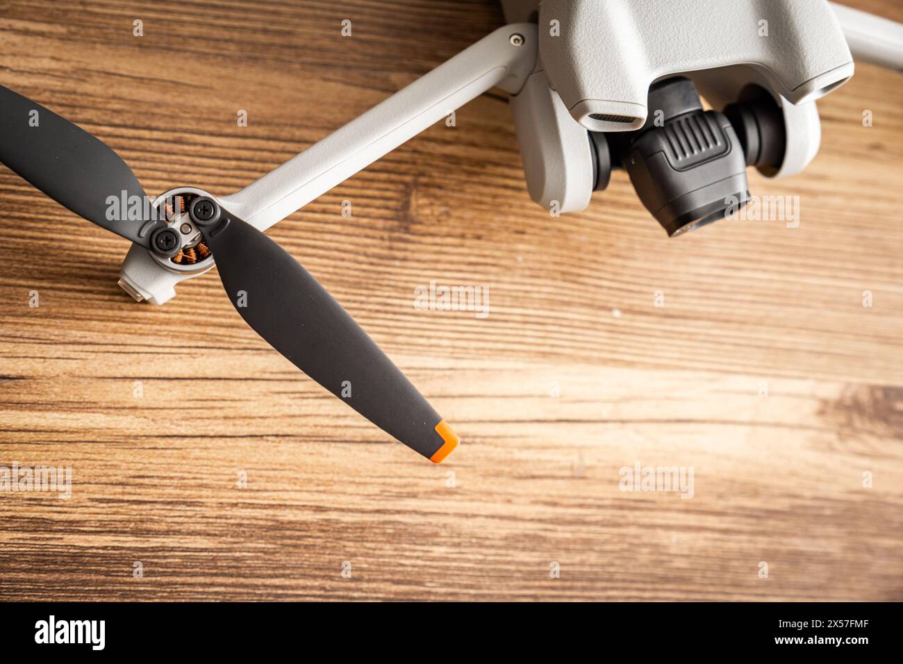 Vista dall'alto su un drone UAV su un tavolo in legno spazio copia drone concetto di sicurezza Foto Stock