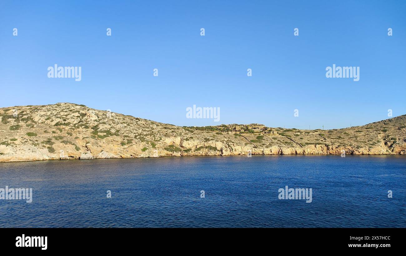 Isola iOS, Grecia: Un pittoresco paradiso di acque azzurre, sabbia dorata e fascino antico. Foto Stock