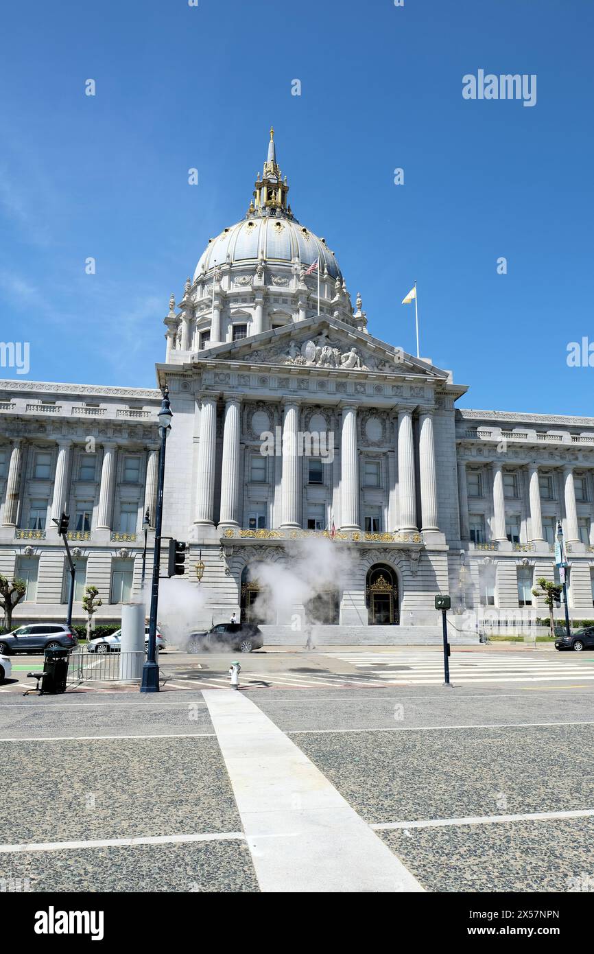 San Francisco City Hall, sede del governo della città e della contea di San Francisco, California; vista dal Civic Center Plaza. Foto Stock