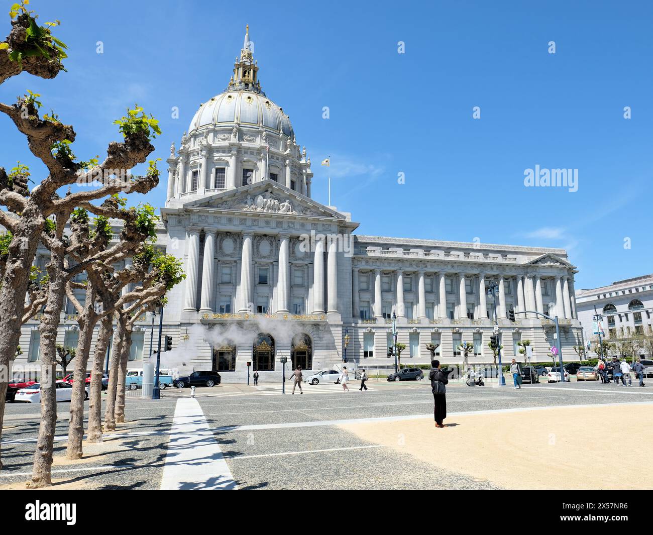 San Francisco City Hall, sede del governo della città e della contea di San Francisco, California; vista dal Civic Center Plaza. Foto Stock