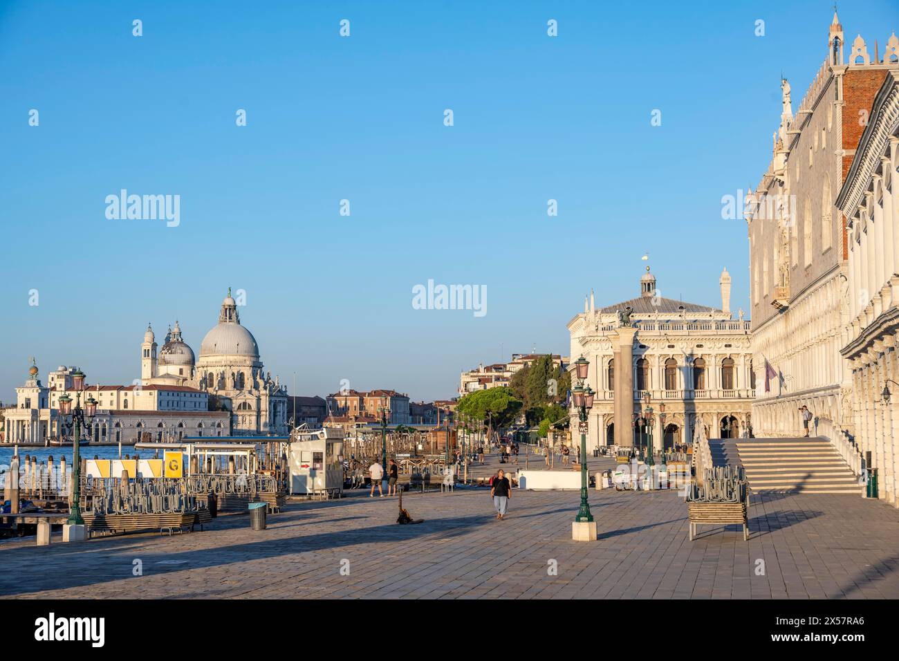 Passeggiata Riva degli Schiavoni con Palazzo Ducale, dietro la Basilica di Santa Maria della salute, Venezia, Veneto, Italia Foto Stock