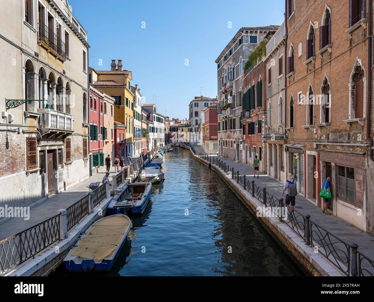 Colorate facciate di case su un canale, Venezia, Veneto, Germania Foto Stock