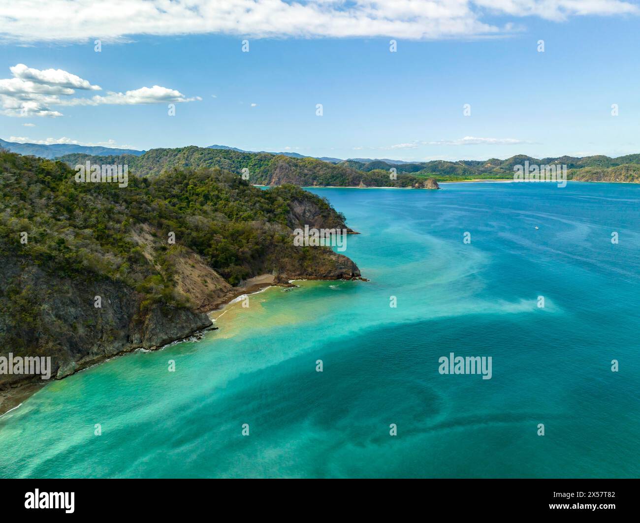 Vista aerea, isola tropicale nell'oceano turchese, isola di Tortuga, Puntarenas, Costa Rica Foto Stock