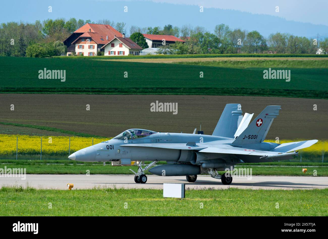 Fa 18C Hornet aereo da caccia multiruolo dell'aeronautica militare svizzera con freno aereo schierato durante l'atterraggio, Payerne Military Airfield, Payerne, Vaud Foto Stock