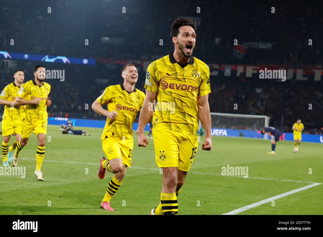 Parigi, Francia. 7 maggio 2024. Mats Hummels (1° R) del Borussia Dortmund festeggia dopo aver segnato durante la semifinale di UEFA Champions League 2° tappa partita tra Paris Saint-Germain e Borussia Dortmund a Parigi, Francia, 7 maggio 2024. Crediti: Henri Szwarc/Xinhua/Alamy Live News Foto Stock