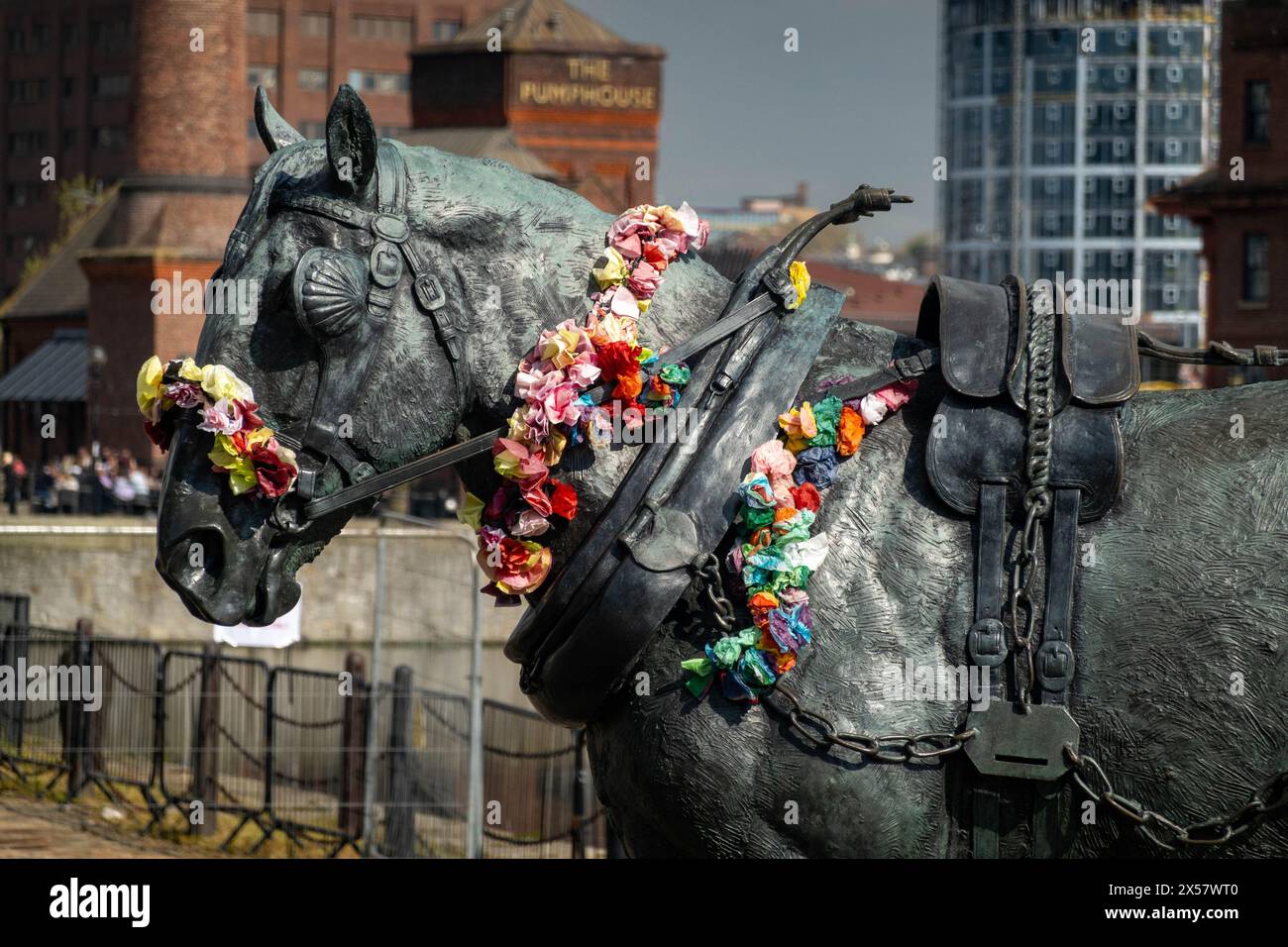 Working Horse Monument, in attesa, con fiori al molo di Liverpool Foto Stock