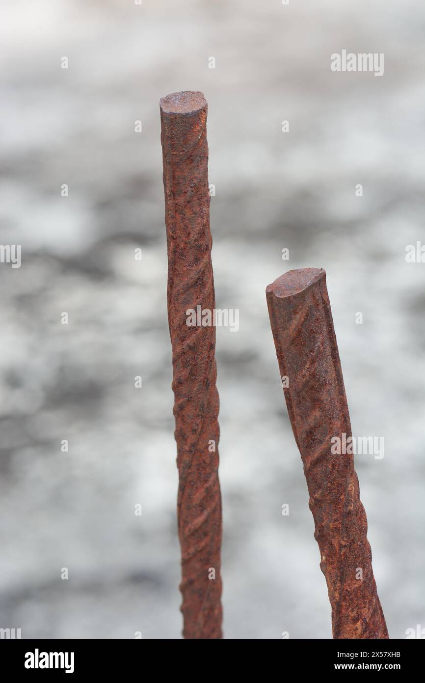 barre di rinforzo o arrugginite vecchie, acciaio corroso o ossidato a causa dell'esposizione prolungata a fattori ambientali di umidità, manutenzione regolare Foto Stock