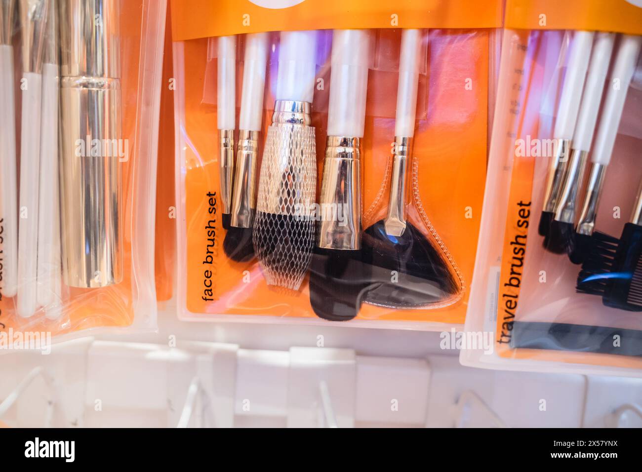 Set di pennelli per cosmetici da viaggio in vendita come pacchetto presso un negozio di bellezza Foto Stock